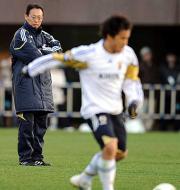 攻撃練習で、岡崎（左）の動きをジッと見守る岡田監督（撮影・栗山尚久）