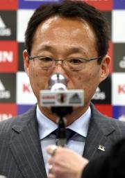 日本代表発表会見で、マイクの調子が悪く戸惑う岡田監督
