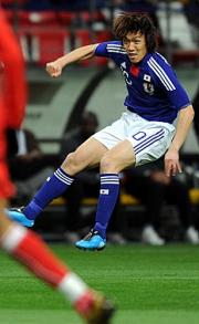 前半、ミドルシュートを放つ中村俊（撮影・栗山尚久）