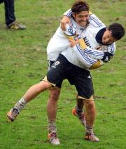練習中、大久保（左）とふざけあって、プロレス技を仕掛ける松井