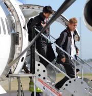 チャーター機でジョージ空港に降り立つ本田と岡崎（撮影・栗山尚久）