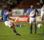 ９５年、親善試合のパラグアイ戦で先制ＦＫを決めるカズ