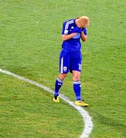 ＰＫ戦の末に敗れた本田は、１人イレブンから離れユニホームで顔を覆った
