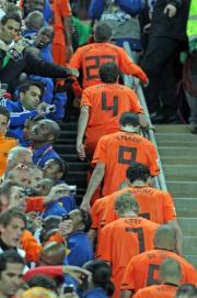 肩を落として表彰台へ向かうオランダの選手たち（撮影・ＰＩＫＯ）