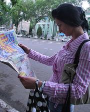 ６月５日付け日刊スポーツを手に取るウズベク美女のユリアさん